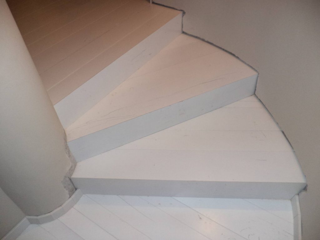 מדרגות משולשות מפרקט לבן